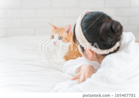 在房子的臥室/臥室裡喜歡貓和寵物的女主人(會說話) 在房子的臥室/臥室裡喜歡貓和寵物的女主人(會說話) 105407781