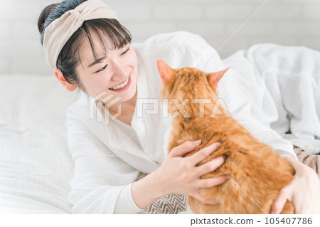 Owner woman who loves cats and pets in the bedroom / bedroom of the house (talking) 105407786