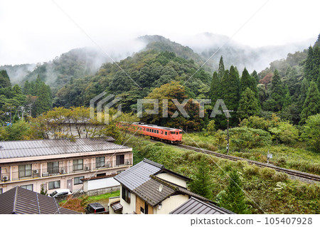 城崎溫泉後山_穿過晨霧後山的普通線 城崎溫泉後山_穿過晨霧後山的普通線 105407928