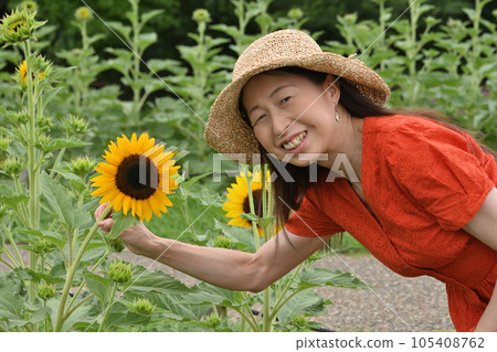Commemorative photo with sunflowers in the background Commemorative photo with sunflowers in the background 105408762