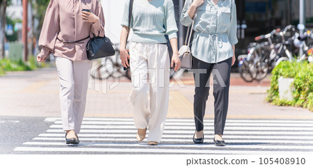 走在人行橫道的亞裔女商人 (婦女) 走在人行橫道的亞裔女商人 (婦女) 105408910