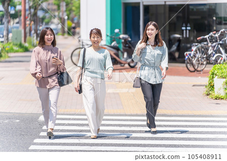 走在人行橫道的亞裔女商人 (婦女) 走在人行橫道的亞裔女商人 (婦女) 105408911