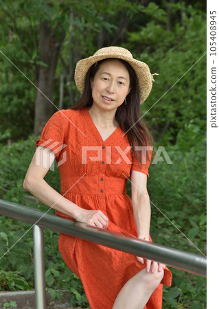 穿紅衣服的女人 105408945