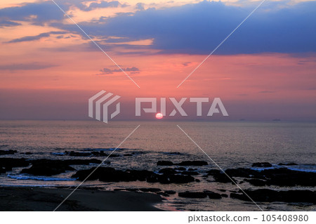 Sunrise at Oarai Kaigan Park dyed in orange [Oarai Town, Ibaraki Prefecture] 105408980