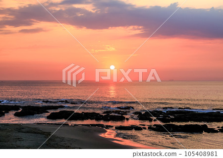 Sunrise at Oarai Kaigan Park dyed in orange [Oarai Town, Ibaraki Prefecture] 105408981