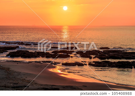 染成橙色的大洗海岸公園的日出【茨城縣大洗町】 105408988