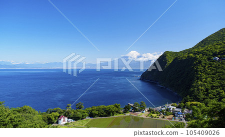 Snow-capped Mt. Fuji seen over Suruga Bay 105409026