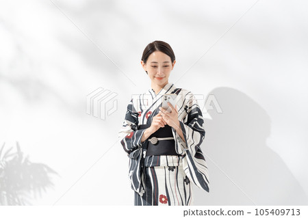 穿著浴衣智能手機的女人 105409713