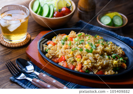 蔬菜炒飯 炒飯 炒飯 配沙拉 蔬菜炒飯 炒飯 炒飯 配沙拉 105409882