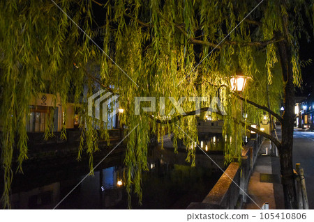 城崎溫泉街景_懷舊的燈光夜景_溫泉街風景 城崎溫泉街景_懷舊的燈光夜景_溫泉街風景 105410806