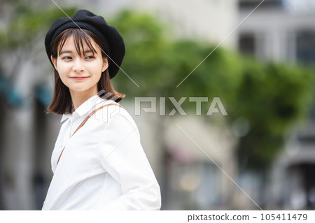 一個年輕女子走在城市裡 105411479