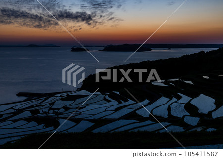 日落後美麗的梯田景色 105411587