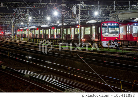 夜間的鐵路和車庫【京濱電鐵】鐵路檢查區 105411888
