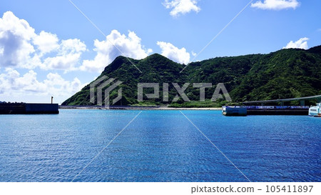 沖繩縣阿嘉島港、阿嘉大橋和慶留間島 沖繩縣阿嘉島港、阿嘉大橋和慶留間島 105411897