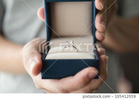 hands holding diamond ring in jewelry box hands holding diamond ring in jewelry box 105412059