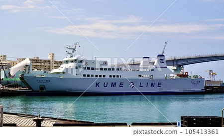 久米島渡輪停靠在沖繩縣泊港 105413361