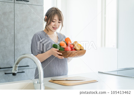 亞洲女人、孕婦、廚房裡有蔬菜的媽媽 亞洲女人、孕婦、廚房裡有蔬菜的媽媽 105413462