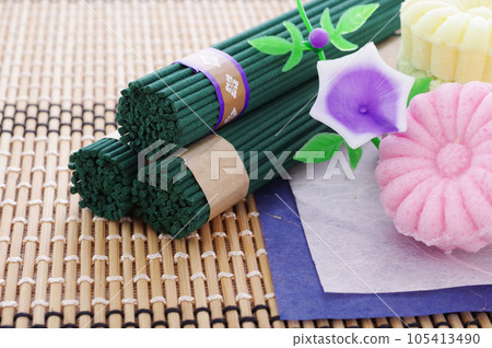 Rakugan and incense in the image of Obon 105413490