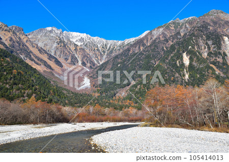 秋天的上高地梓川穗高山脈 105414013