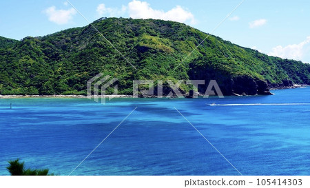 從沖繩縣慶良間群島阿嘉島的天城瞭望台看到的慶良間島 從沖繩縣慶良間群島阿嘉島的天城瞭望台看到的慶良間島 105414303
