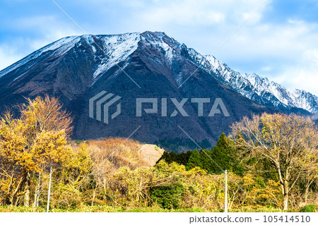 [Japan's 100 Famous Mountains] Mt. Daisen seen from Soeya in early winter 4 Hoki-cho, Saihaku-gun, Tottori Prefecture 105414510