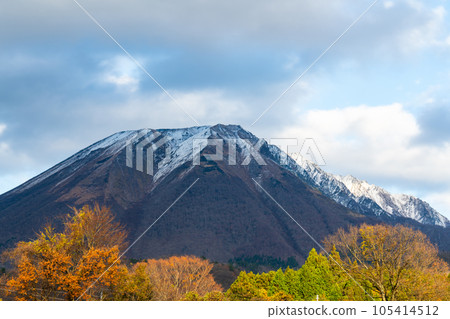 [Japan's 100 Famous Mountains] Mt. Daisen seen from Soeya in early winter 6, Hoki-cho, Saihaku-gun, Tottori Prefecture 105414512