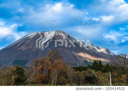 [Japan's 100 Famous Mountains] Mt. Daisen seen from Soeya in early winter 16, Hoki-cho, Saihaku-gun, Tottori Prefecture 105414522
