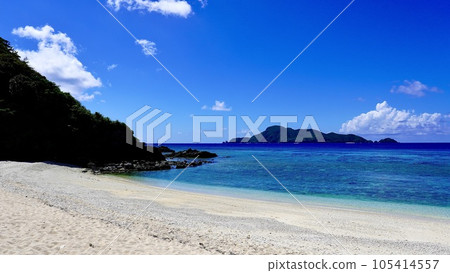 Hizushi Beach and Kuba Island on Aka Island, Kerama Islands, Okinawa Prefecture 105414557