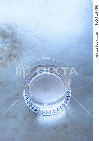 盛滿水的杯子(複製空間) 盛滿水的杯子(複製空間) 105414799