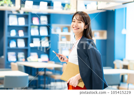 Office business woman shooting cooperation: Creadisce (Maruzen-Yushudo Co., Ltd.) 105415229