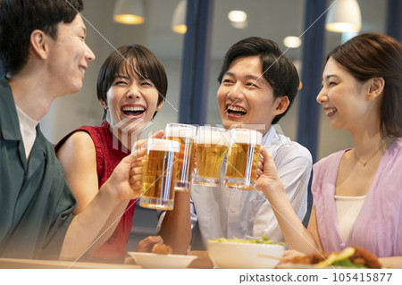 青年男女舉杯啤酒攝影合作：Credisce（丸善湯堂株式會社） 105415877
