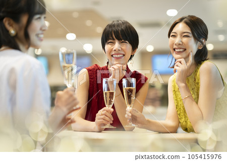 婦女聚會形象 年輕婦女拿著香檳杯聊天 105415976