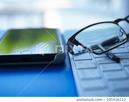 Keyboard, glasses and smartphone placed on the table 105416212