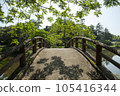 一座被新鮮綠樹環繞的橋樑 105416344