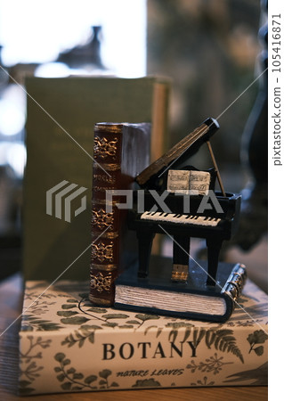 橫濱展示博物館書籍和鋼琴內飾 橫濱展示博物館書籍和鋼琴內飾 105416871