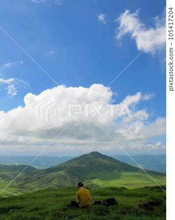 Eboshi-dake seen from the top of Kishima-dake (Aso, Kumamoto Prefecture) 105417204