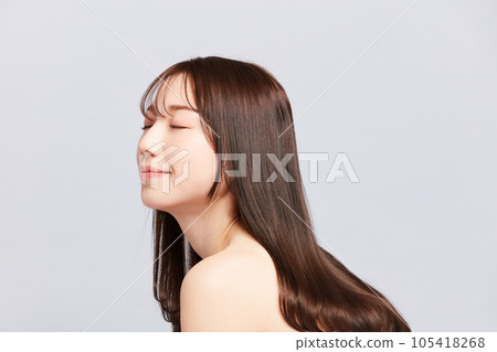 美麗的年輕日本女人與美麗的頭髮 105418268