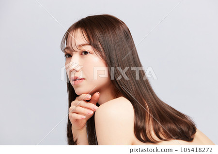 美麗的年輕日本女人與美麗的頭髮 105418272