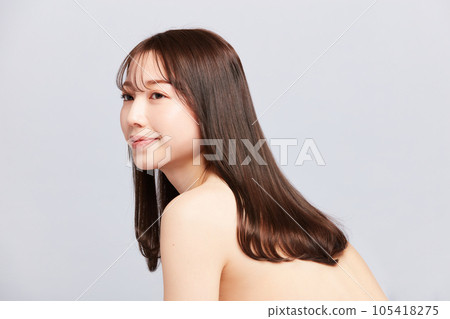 美麗的年輕日本女人與美麗的頭髮 105418275