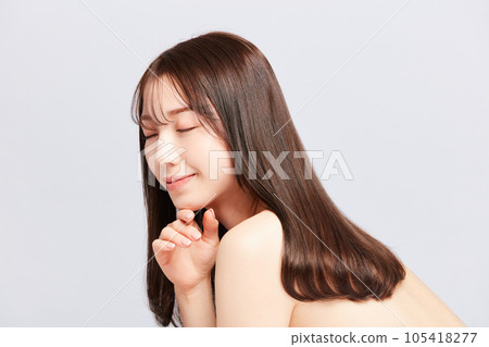 美麗的年輕日本女人與美麗的頭髮 105418277