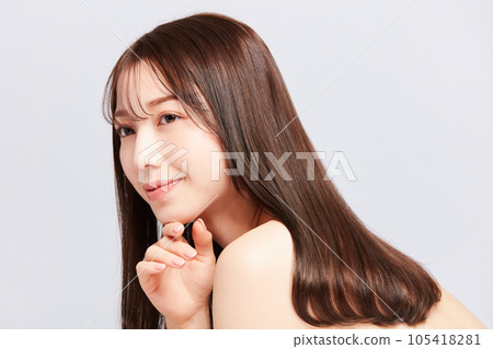 美麗的年輕日本女人與美麗的頭髮 105418281