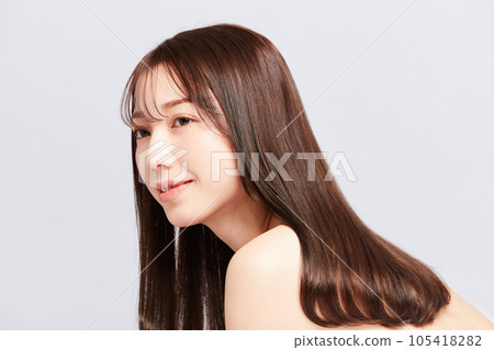 美麗的年輕日本女人與美麗的頭髮 美麗的年輕日本女人與美麗的頭髮 105418282
