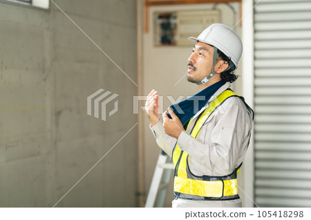 worker looking up 105418298