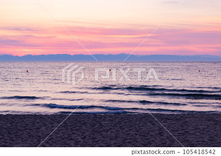 盛夏的日本海，新潟縣越後七浦海灘的日落 105418542