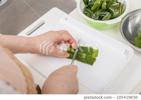 [Housewife cooking raw seaweed] 105419630