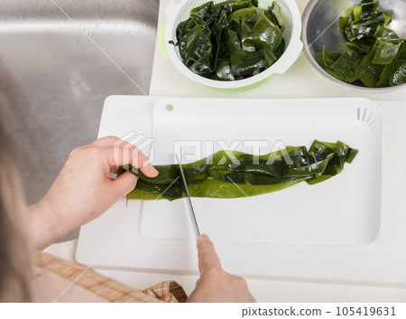 [Housewife cooking raw seaweed] 105419631