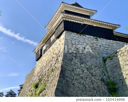 太閣櫓（伊予松山城/愛媛縣松山市）在五月的藍天映襯下熠熠生輝。 105419996