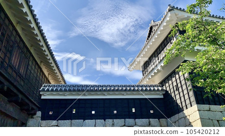 A sunny May sky seen from the main enclosure of Iyo Matsuyama Castle (Matsuyama City, Ehime Prefecture) 105420212