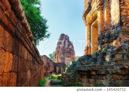 High-quality photograph presenting the impressive brick and laterite masonry of the ancient Khmer temple of Pre Rup. 105420732