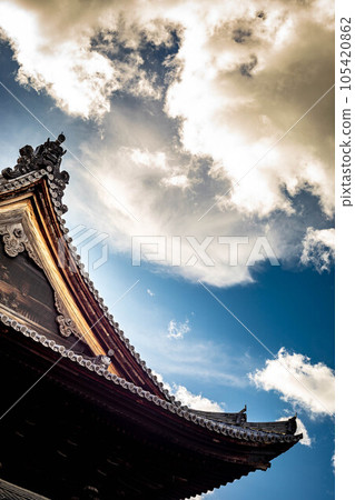 妙心寺的夏天,佛寺屋頂上的夏日藍天,以及描繪漩渦的動態夏日雲彩 妙心寺的夏天,佛寺屋頂上的夏日藍天,以及描繪漩渦的動態夏日雲彩 105420862